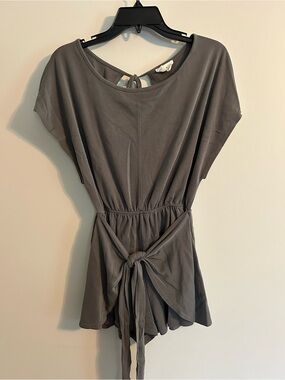 El Bloom Gray Tie-Waist Short Sleeve Romper